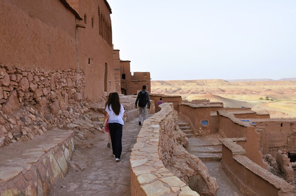 Viajeros recorriendo las callejuelas del Ksar Aït Ben Haddou