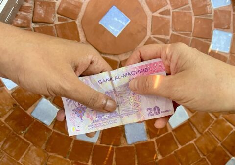 Propinas en Marruecos entregando un billete de 20 dirhams