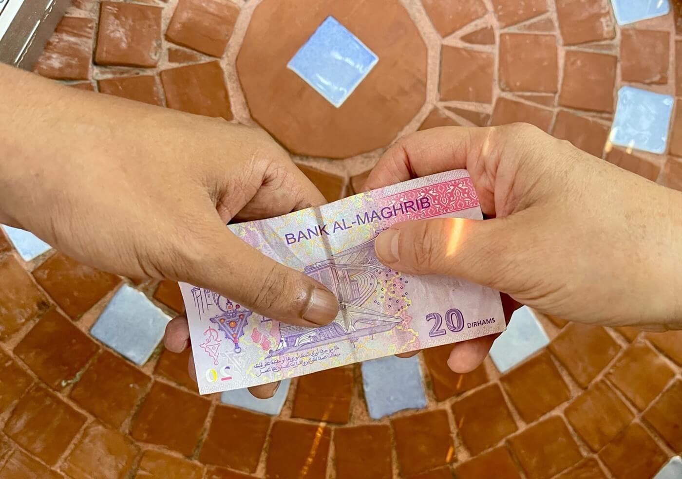 Propinas en Marruecos entregando un billete de 20 dirhams