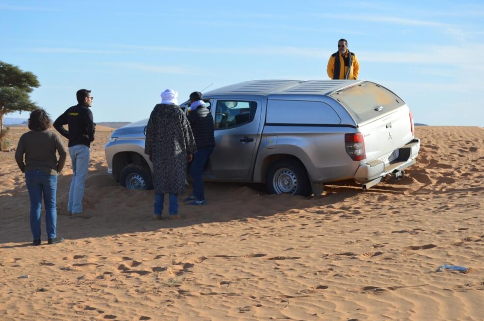 Viajar al desierto de Marruecos: lo que nunca debes hacer 2 rutas por marruecos ali 4x4 atrapado desierto marruecos.jpg