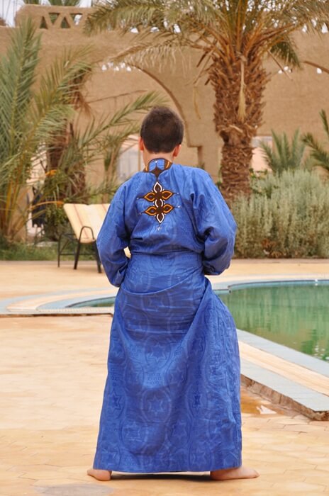 Viajar a Merzouga con niños: cómo organizar una ruta al desierto 2 Niño con ropa tradicional (gandora) durante un viaje por Marruecos