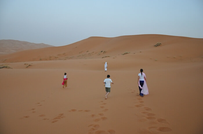 Viajar a Merzouga con niños: cómo organizar una ruta al desierto 4 Niños caminando por las dunas de Merzouga