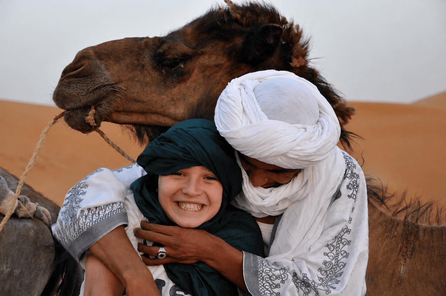 Niño en el desierto de Merzouga durante un viaje por Marruecos