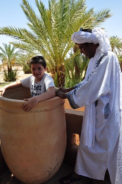 Viajar a Merzouga con niños: cómo organizar una ruta al desierto 3 Niño durante una ruta por Marruecos en familia