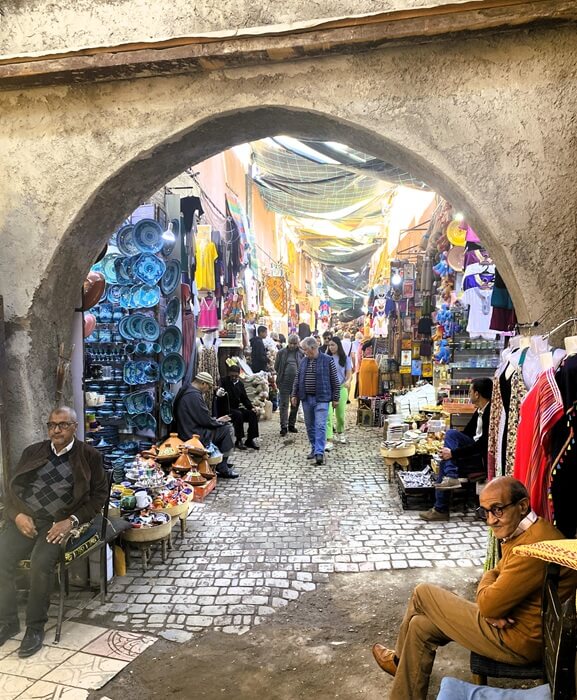 Hacer fotografías en Marruecos: qué puedes fotografiar y qué conviene evitar 3 Zoco de Marrakech visto a través de un arco de la medina