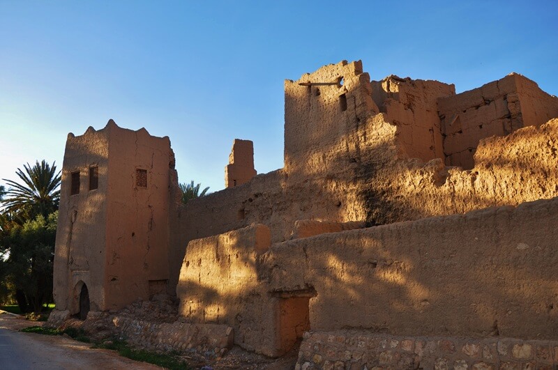 Hacer fotografías en Marruecos: qué puedes fotografiar y qué conviene evitar 6 Luz sobre una antigua kasbah de adobe en Marruecos
