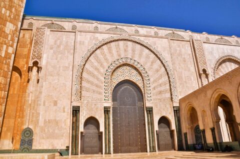 Puerta monumental y fachada de la mezquita de Hassan II en Casablanca.
