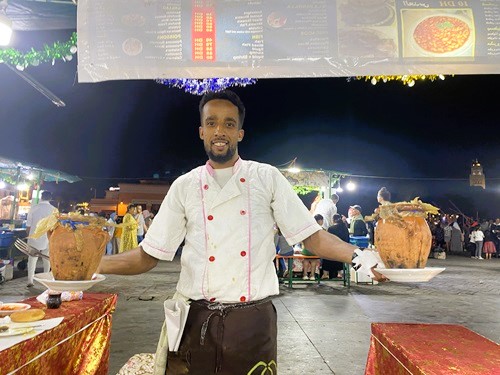 ¿Qué se puede comer en Marruecos? 3 cocinero de la plaza de jemaa el fna con dos vasijas de tanjia, la comida típica de Marrakech
