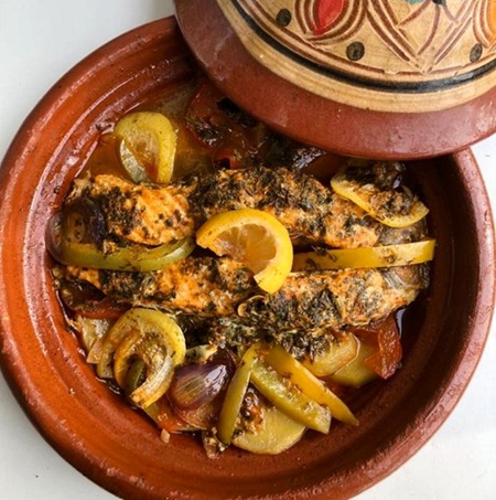 ¿Qué se puede comer en Marruecos? 2 Tajine de pescado tradicional marroquí con verduras y aceitunas