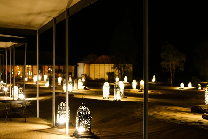 Campamento de noche en el desierto de Merzouga