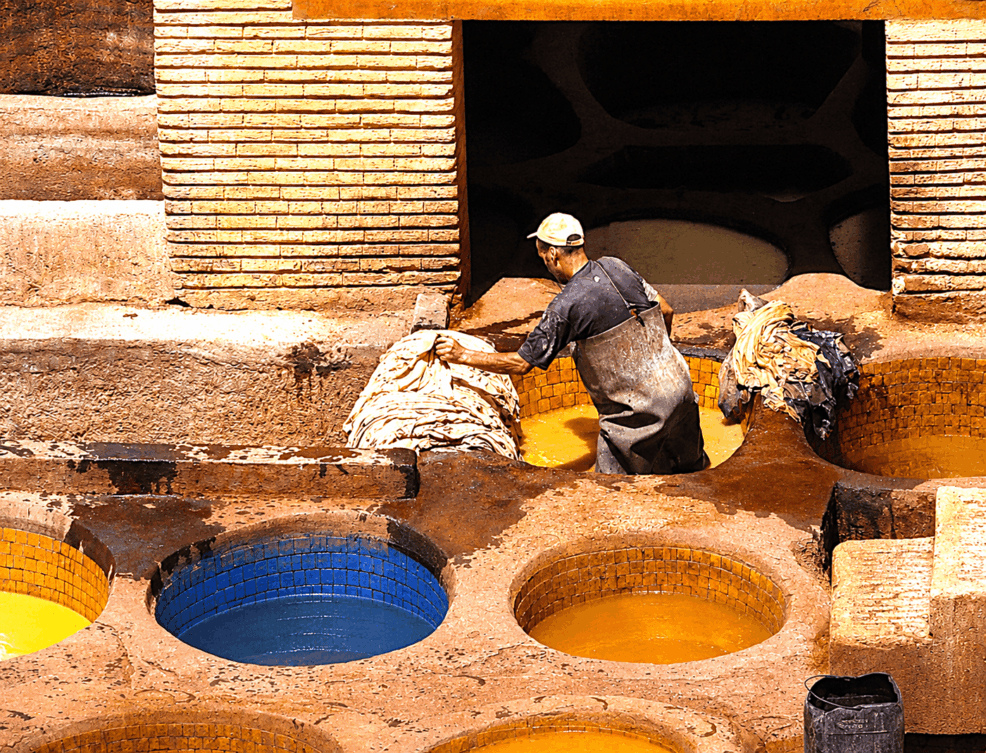La medina de Fez, uno de los grandes tesoros de Marruecos 3 Curtidor trabajando entre las cubas de colores de la curtiduría de Chouara en Fez