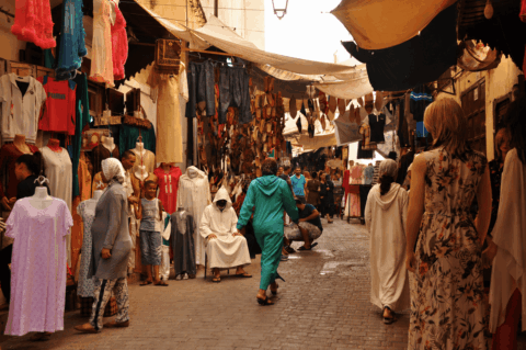 Zoco de la medina de Fez con tiendas tradicionales en Marruecos
