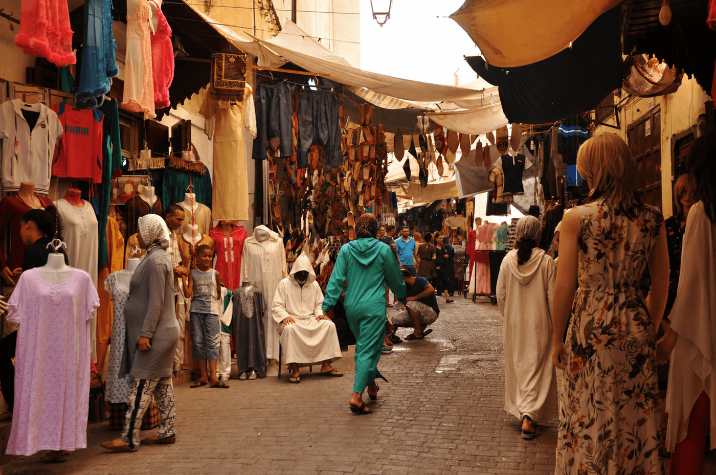 Zoco de la medina de Fez con tiendas tradicionales en Marruecos