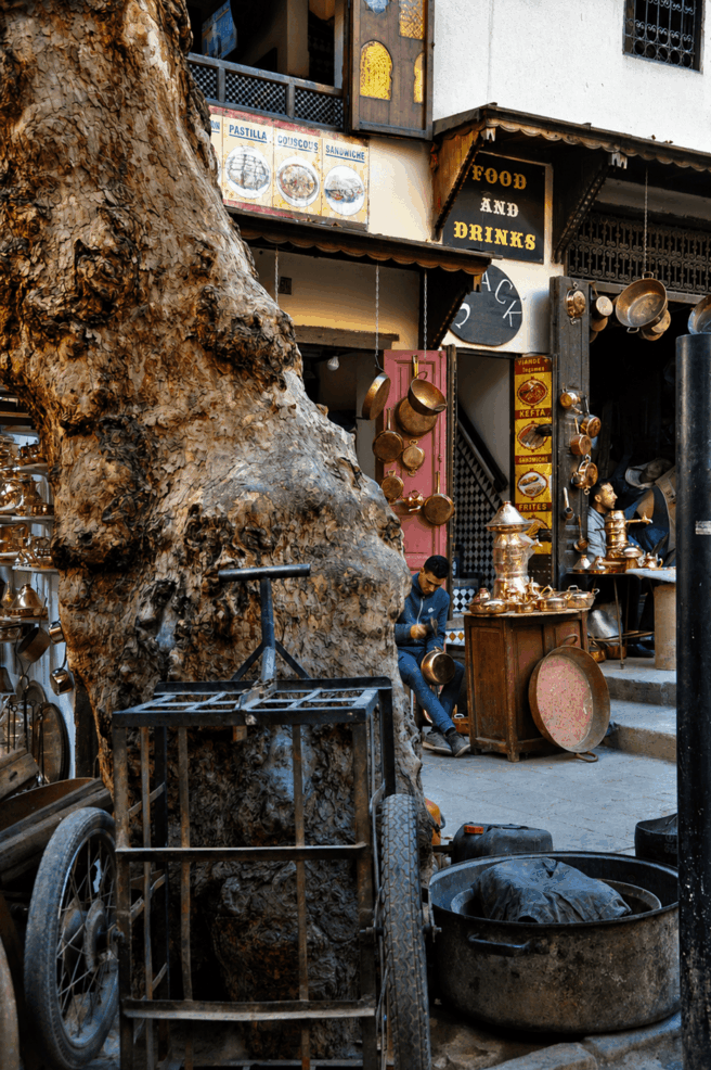 La medina de Fez, uno de los grandes tesoros de Marruecos 5 Artesanos del cobre en la plaza Seffarine de la medina de Fez, Marruecos