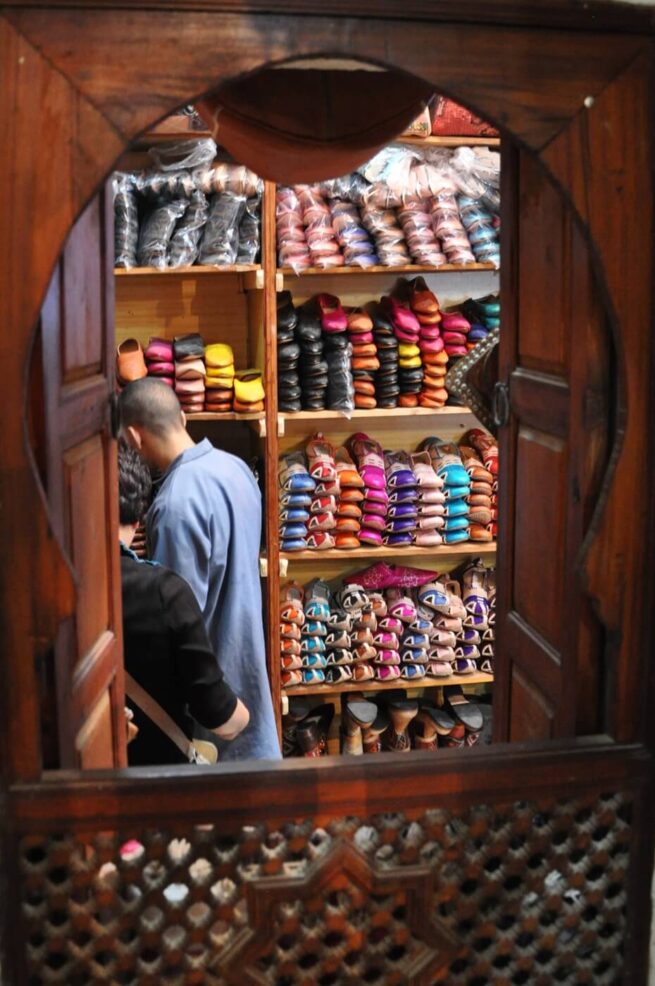 Tienda tradicional de babuchas en la medina de Fez