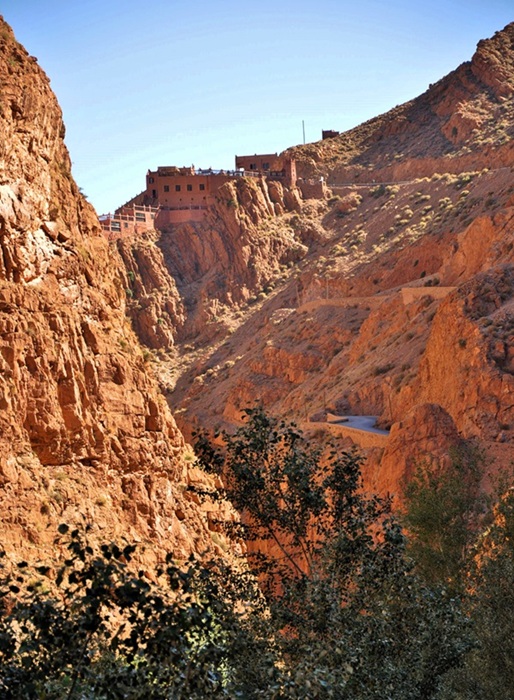 Carretera serpenteante en las gargantas del Dadès