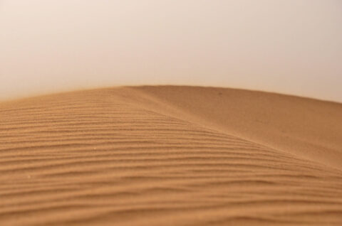 Viento Chergui levantando arena en el desierto de Marruecos