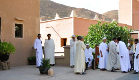 Escena cotidiana en Marruecos con habitantes de un pueblo