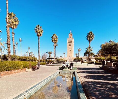 Koutoubia de Marrakech rodeada de palmeras