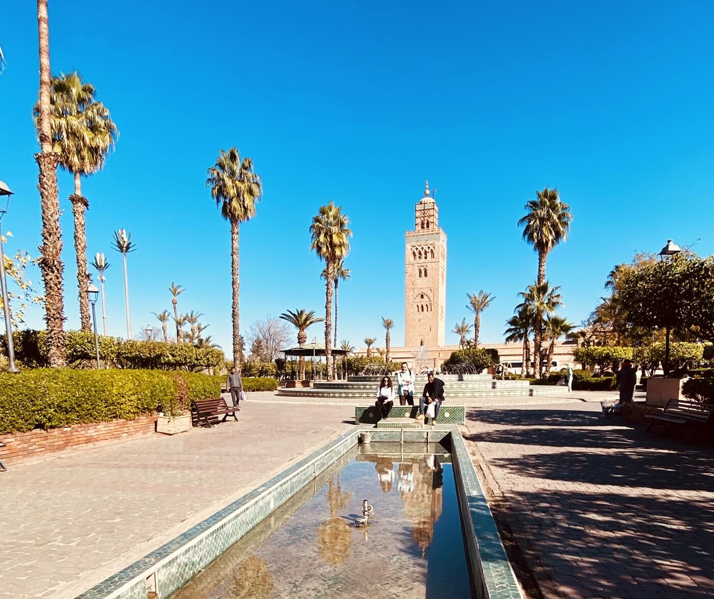 Koutoubia de Marrakech rodeada de palmeras