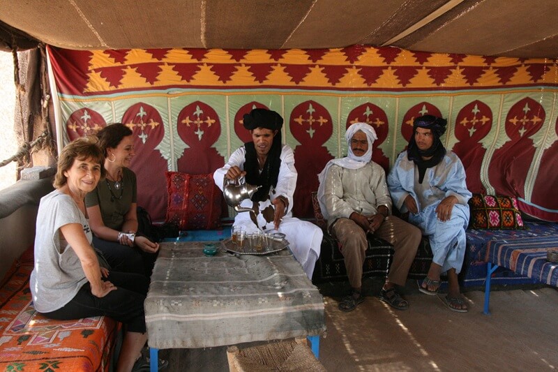 Rutas privadas por Marruecos con una agencia local especializada en un único destino 6 Viajeros compartiendo un té durante una ruta por Marruecos